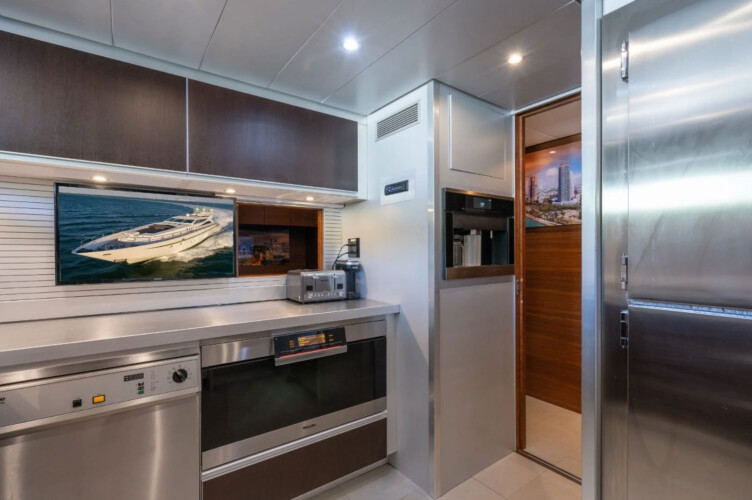 yacht 115 Leopard Encore Miami 23