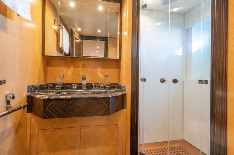 yacht 115 Leopard Encore Miami 24