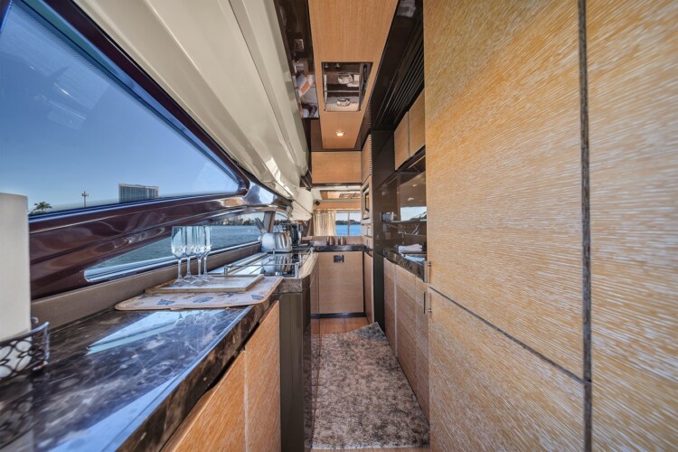 yacht 70 Azimut Lupo Miami 20