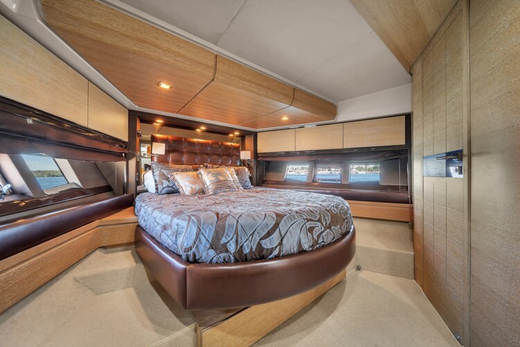 yacht 70 Azimut Lupo Miami 35