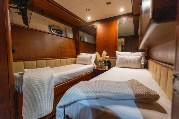 yacht Azimut 100 Daniela Miami 18