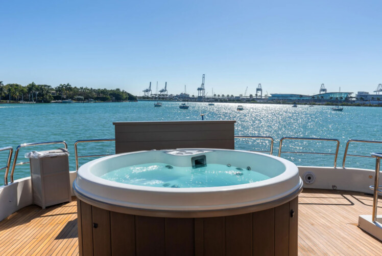 yacht Azimut 100 Daniela Miami 8