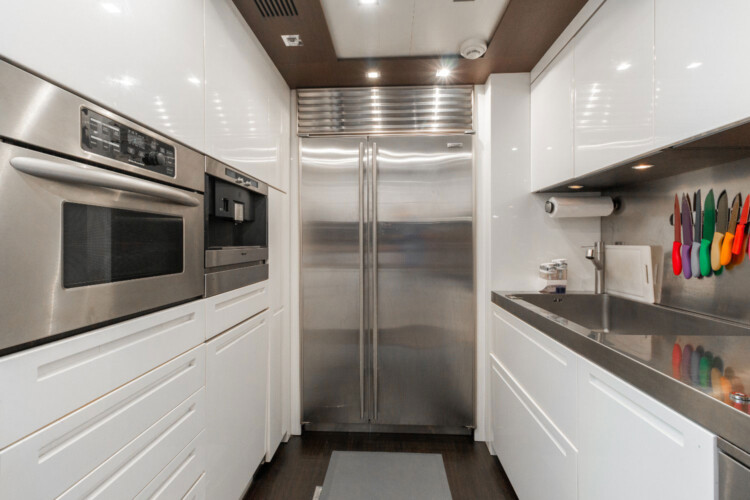 yacht Azimut 103 Scarlet Miami 16