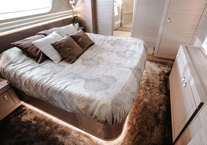 yacht Ferretti Custom Line Navetta 92 Bonus Round Miami 14