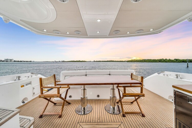 yacht Sunseeker Manhattan 70 Lavish Miami 12