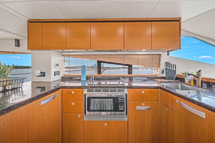 yacht Sunseeker Manhattan 70 Lavish Miami 14