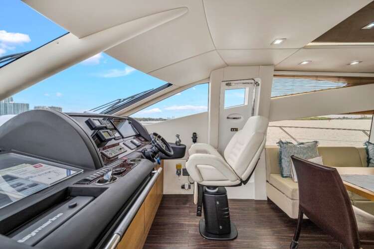 yacht Sunseeker Manhattan 70 Lavish Miami 17