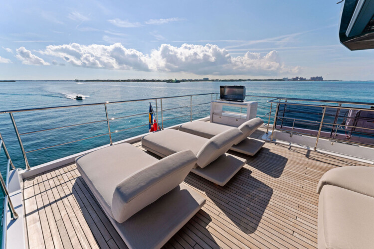 yacht azimut 88 compass Miami 15